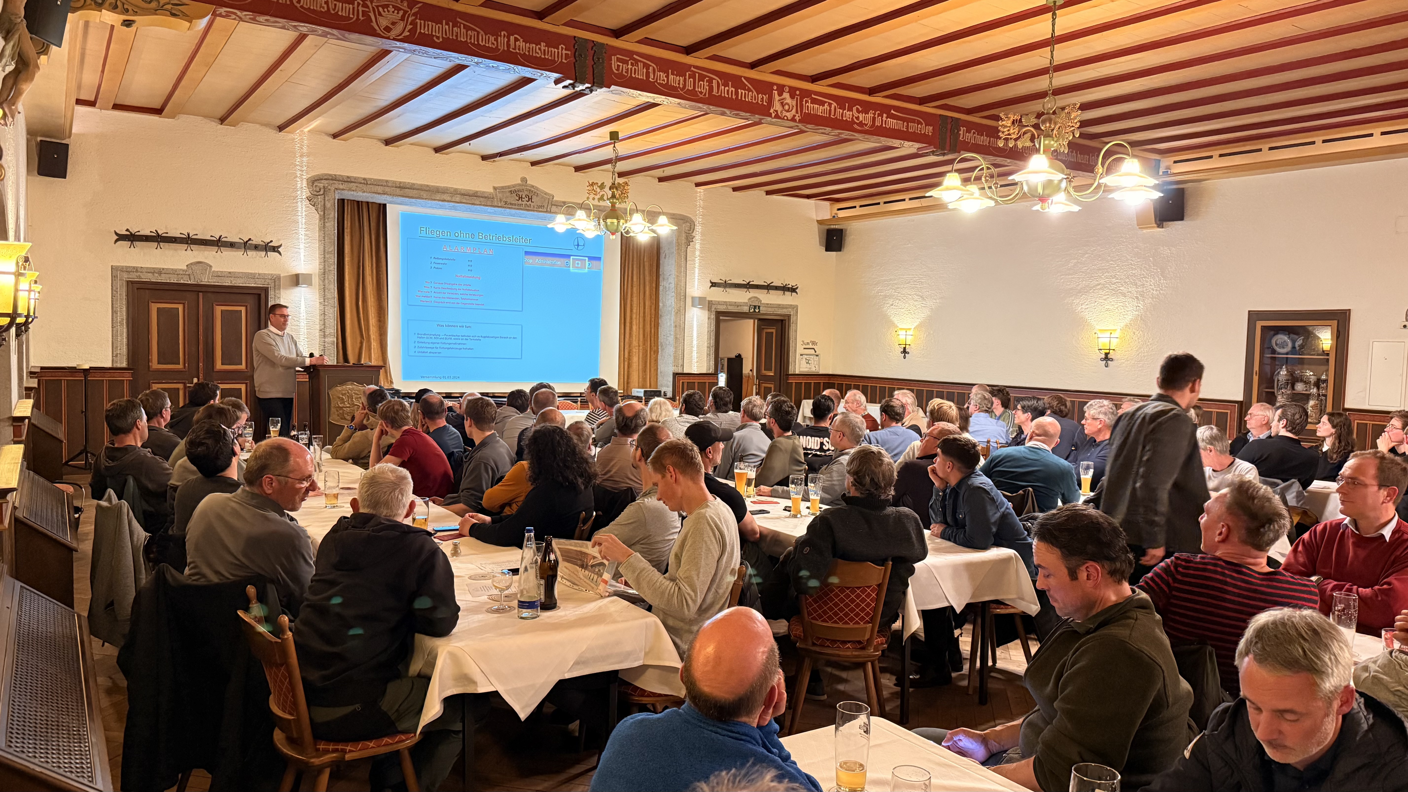 Gut gefüllt war am Freitag der Postsaal in Königsdorf bei der Vollversammlung des Segelflugzentrum Königsdorfs
